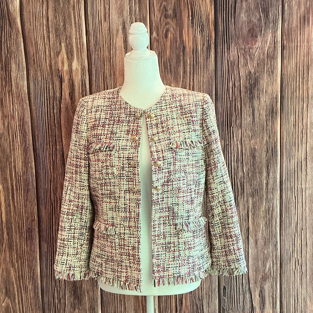 Chic and Feminine Tweed Jacket